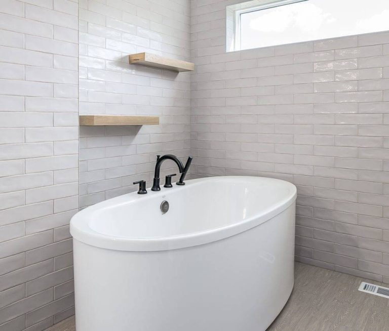 Luxurious White Bath Tube